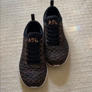 APL Techloom Phantom. Woven black and rose gold.